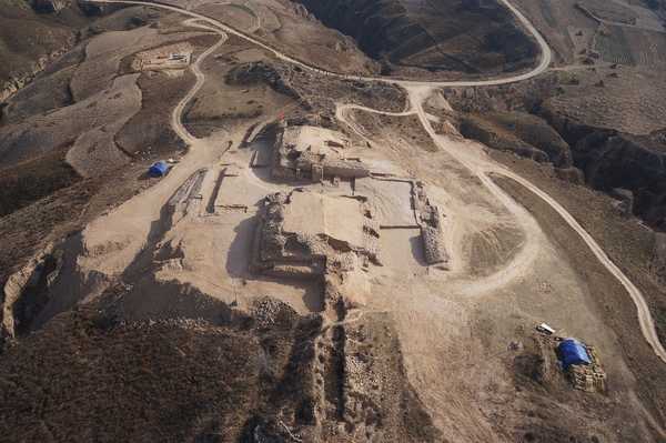 山西陶寺古观象台遗址及复原设想图,距今约4700年