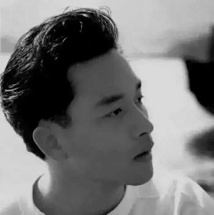 我一个十几岁的小姑娘哪里知道成熟稳重的男生头像捏?