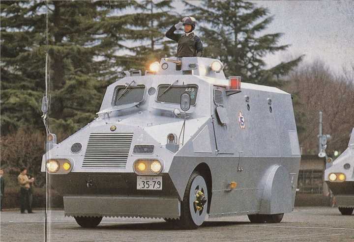 目测这个是日本警方f3特型警备车,属于警用装甲车范畴,是1960年代后半