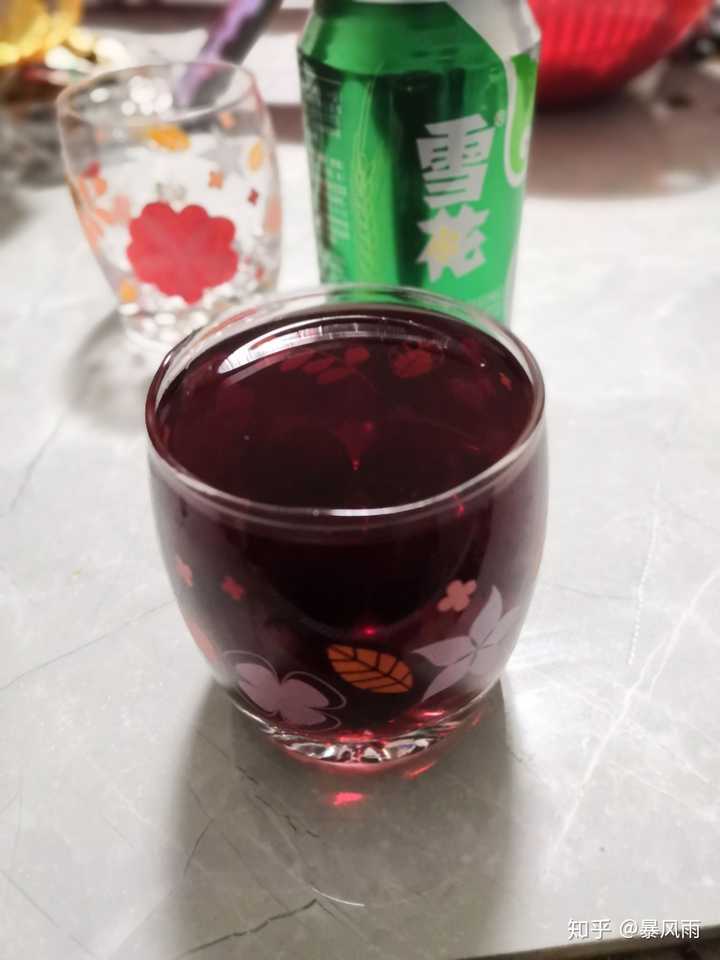 我喝酒了,家里自酿的杨梅酒,因为颜色好看,我自个喝了三杯