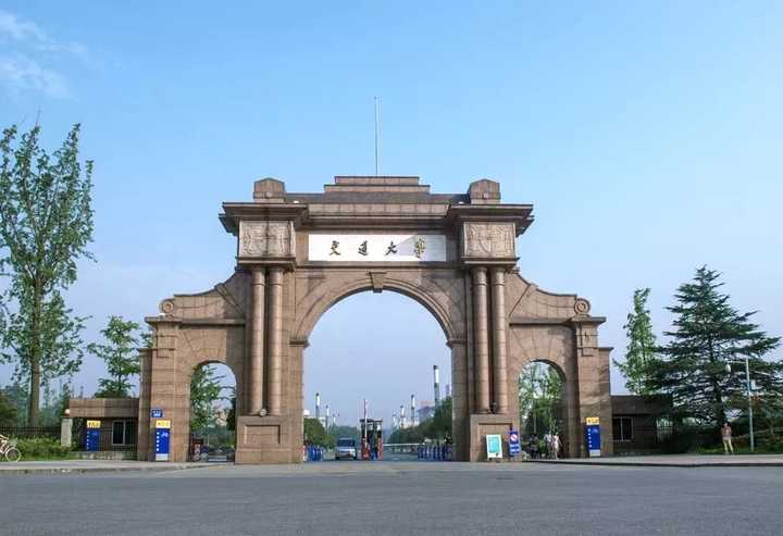 但是当我高中毕业准备上大学,我学校映入眼帘的校门是这样的