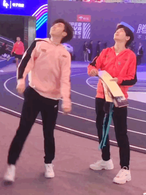 可爱的嘻嘻 还有一些团魂炸裂的 最后,祝大家花开壶贵 图片均来自微博