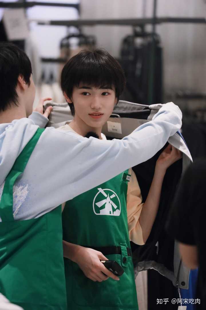 如何评价宋亚轩的颜值和气质?