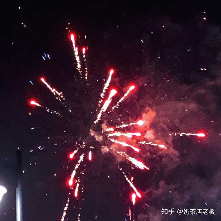 生日快乐 . 把我拍的烟花和你分享,如果祝福有用,那就祝你平安健康.
