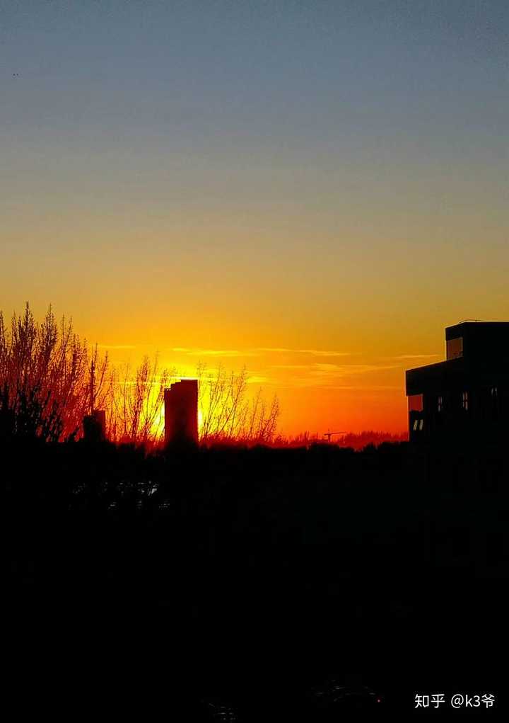 图书馆外的夕阳