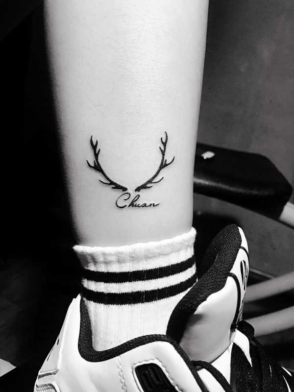 纹在小腿,鹿角加我的名字,鹿角代表强壮的生命力,希望自己能更强大
