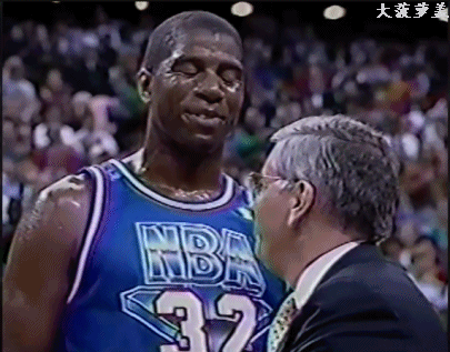 大卫-斯特恩给魔术师颁发奖杯