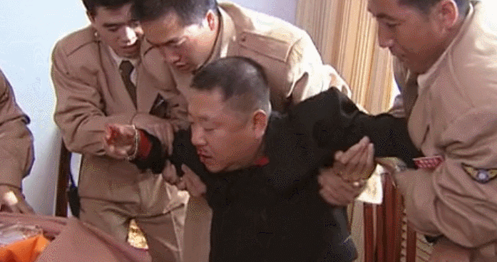 彪哥的咔咔咔是电视剧《马大帅》里的经典桥段,无论演员范伟在哪个