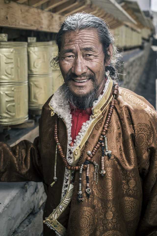转动转经筒的藏民