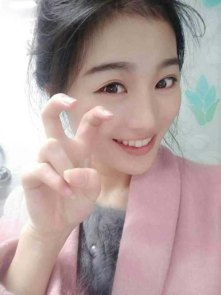 方脸 皮肤黄 五官平 20岁的女生适合什么妆容?