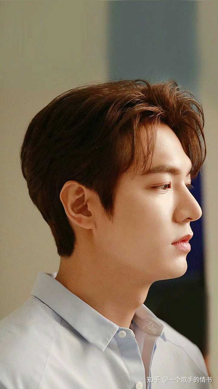 有那种帅哥的壁纸吗?或是男女拥抱的壁纸?