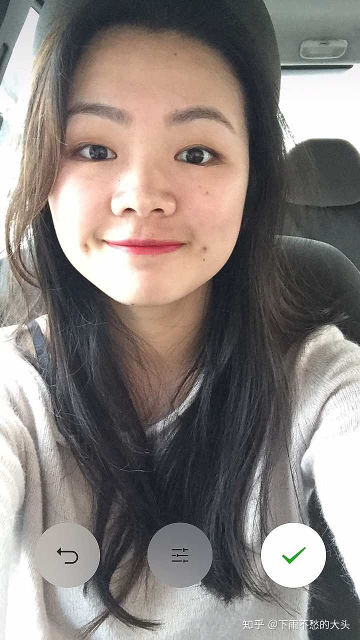 有没有那种单眼皮小眼睛塌鼻梁厚嘴唇但还挺好看的女生?