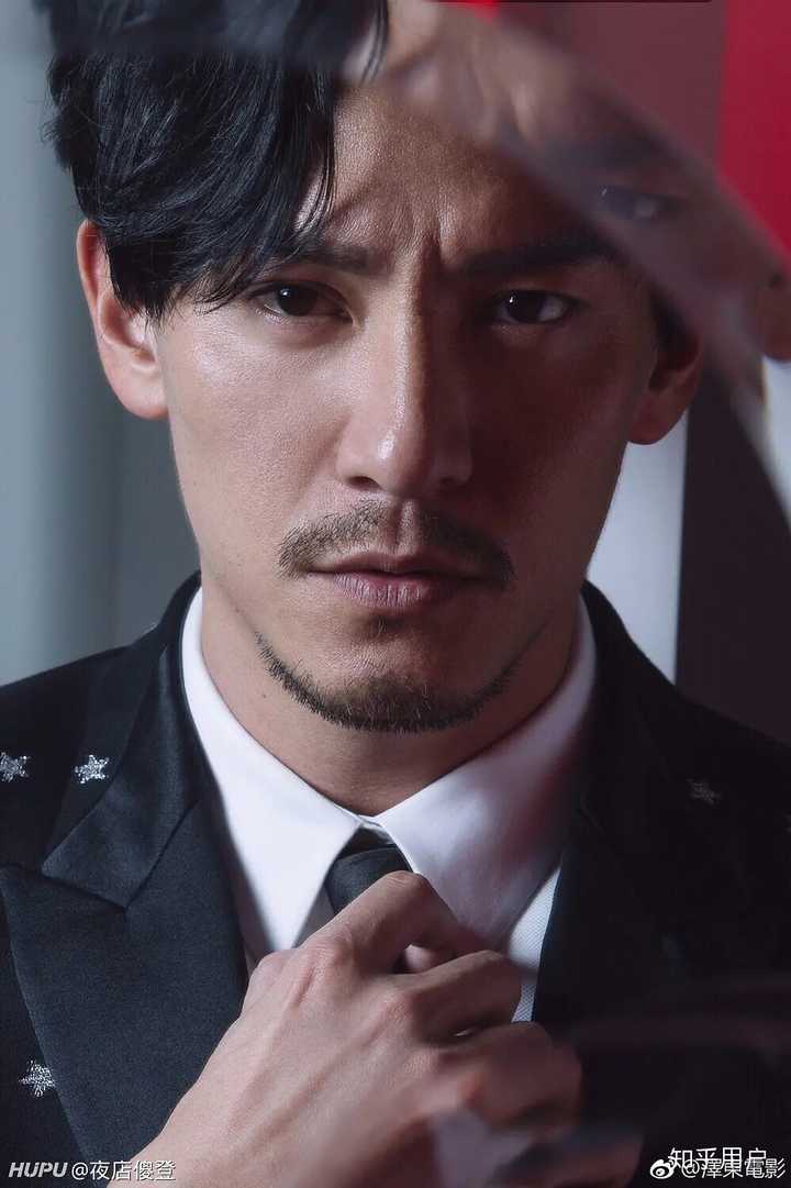 张震为何总是皱眉头?