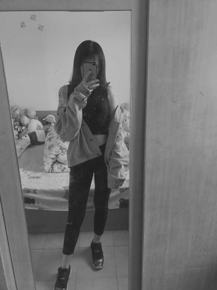 想知道你们是怎么看待女生纹身抽烟的?