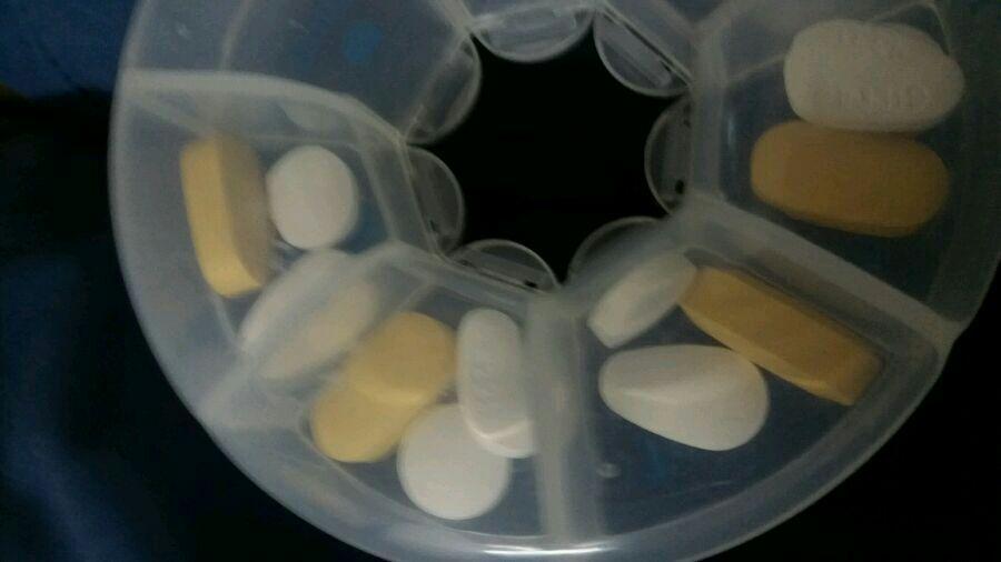 写着225的黄色药片是依非韦伦,吃这个的是艾滋没跑了.