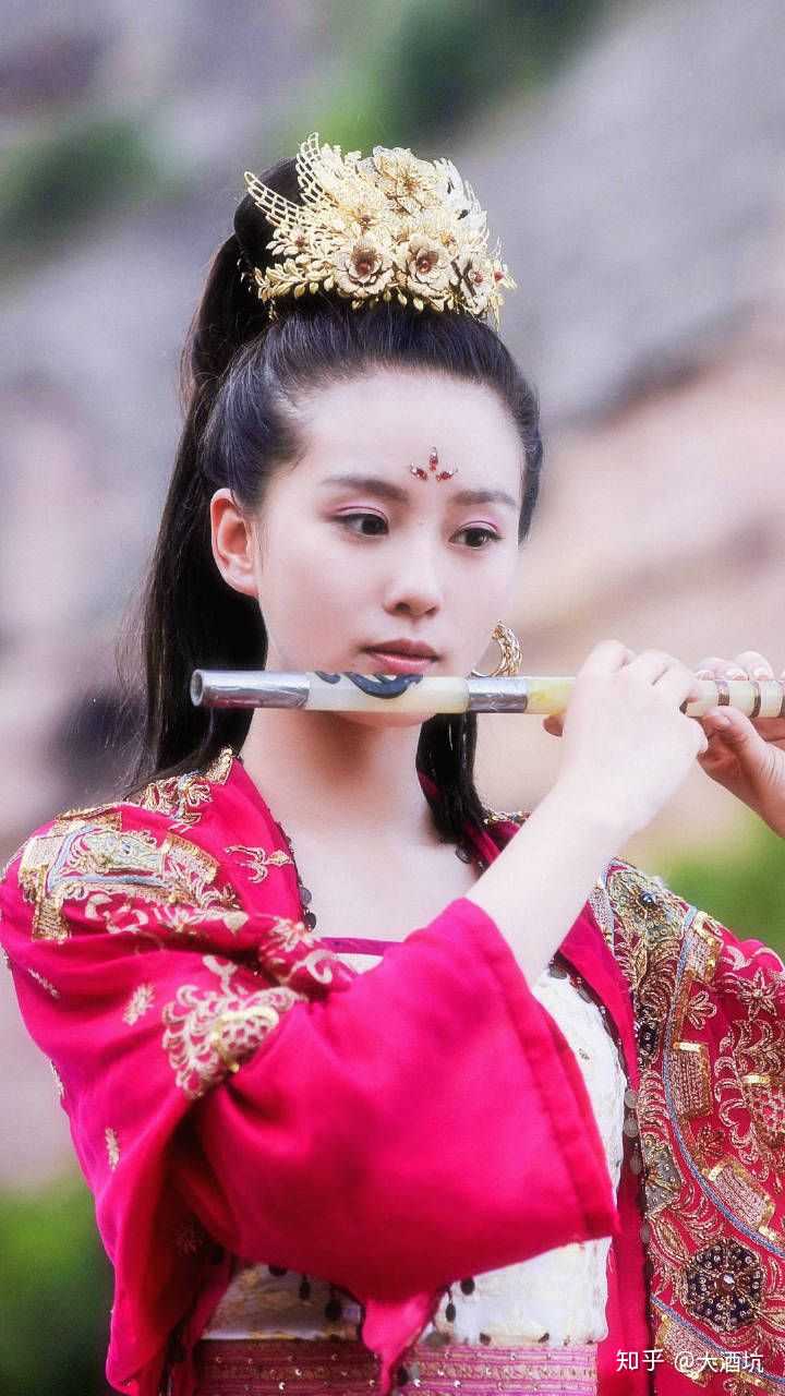 刘诗诗 我最开始是喜欢胡歌的 追老胡的仙三,发现我喜欢龙葵的广袖流