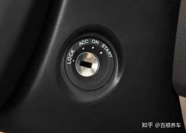 经常开车的朋友不难发现,汽车钥匙孔上有四个挡位,分别是lock挡,acc挡