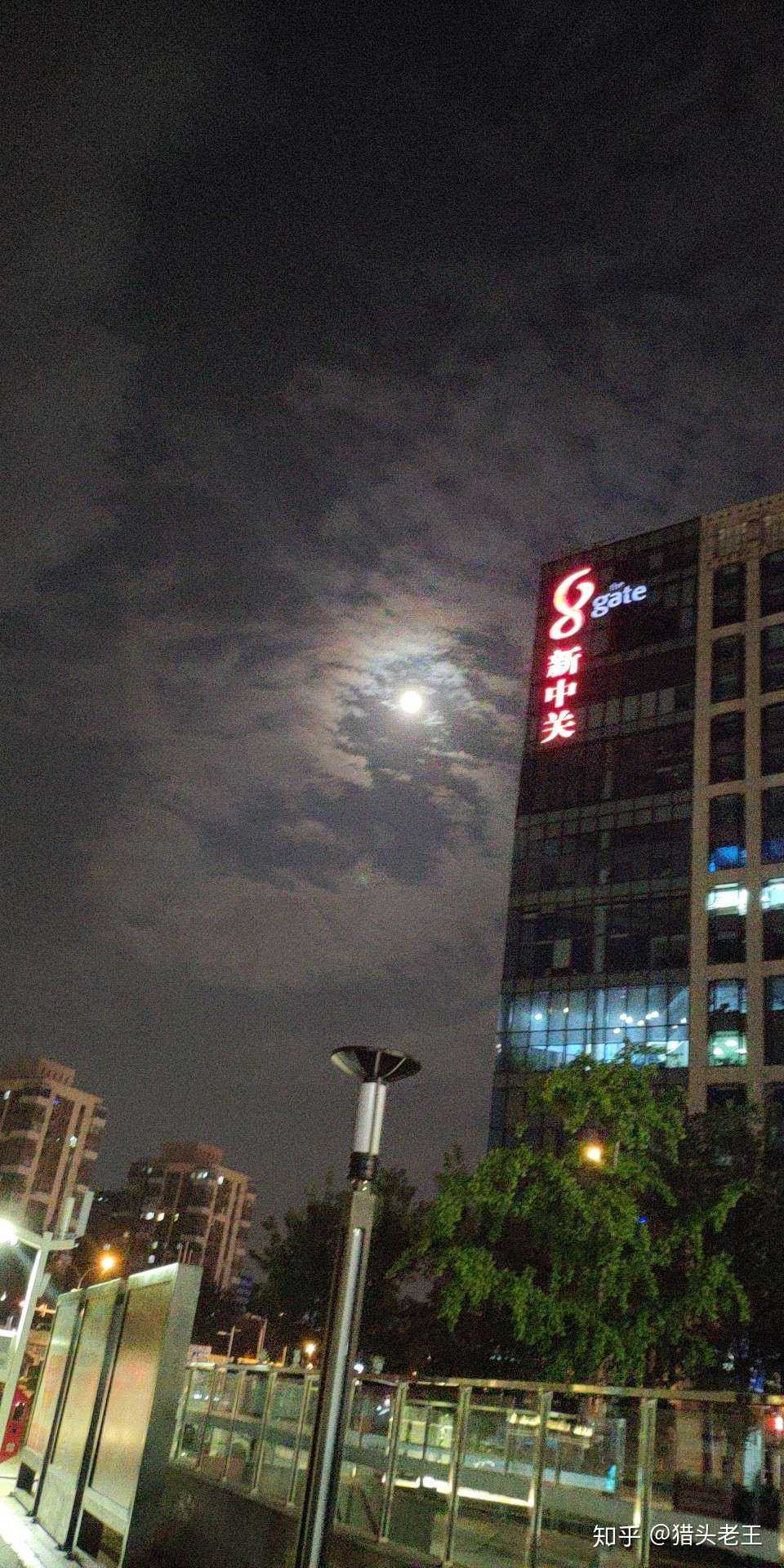 下班晚最大的好处就是可以欣赏夜间的美景.