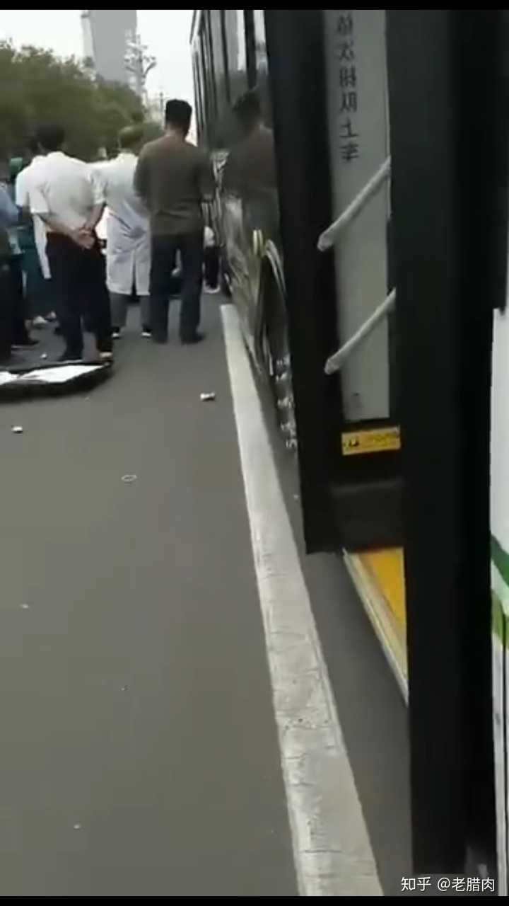 如何看待「河南安阳机动车道女司机突下车,被后方公交