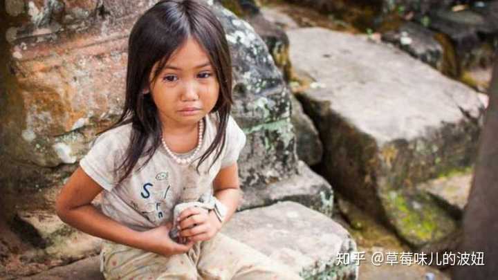 相对于穷人家漂亮女孩会多一份自信推气质.