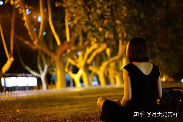 如果真的要分开,潇洒的转身吧,把最美的背影留给自己也送给他.