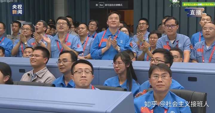 指挥中心的女航天人,留下了感动的泪水