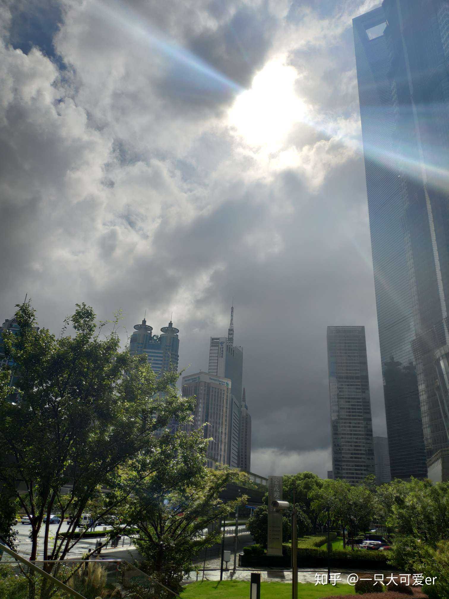 蓝天白云 晴空万里 突然暴风雨?