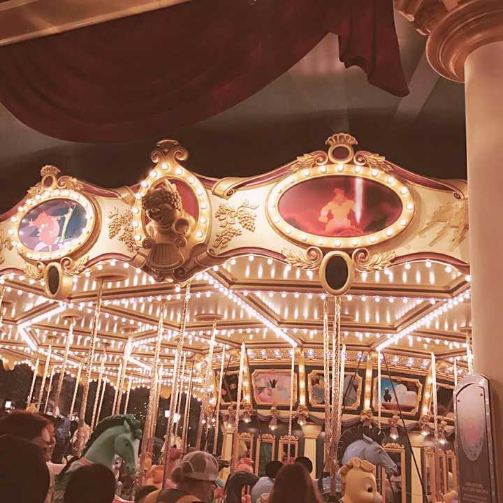 排了长队去玩旋转木马,只是为了拍照