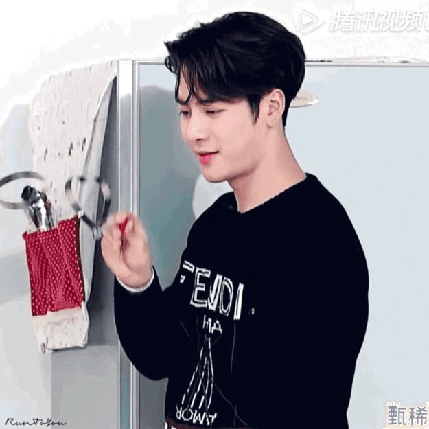 jacky们能不能给我几个王嘉尔的表情包?