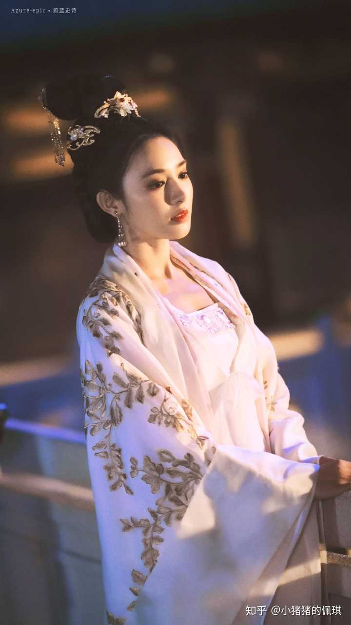 我觉得东宫女主彭小苒古装就超美,比现代装好看.