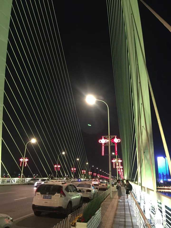 晚上十点多终于下了高速,到达西安市. 总算松了一口气.