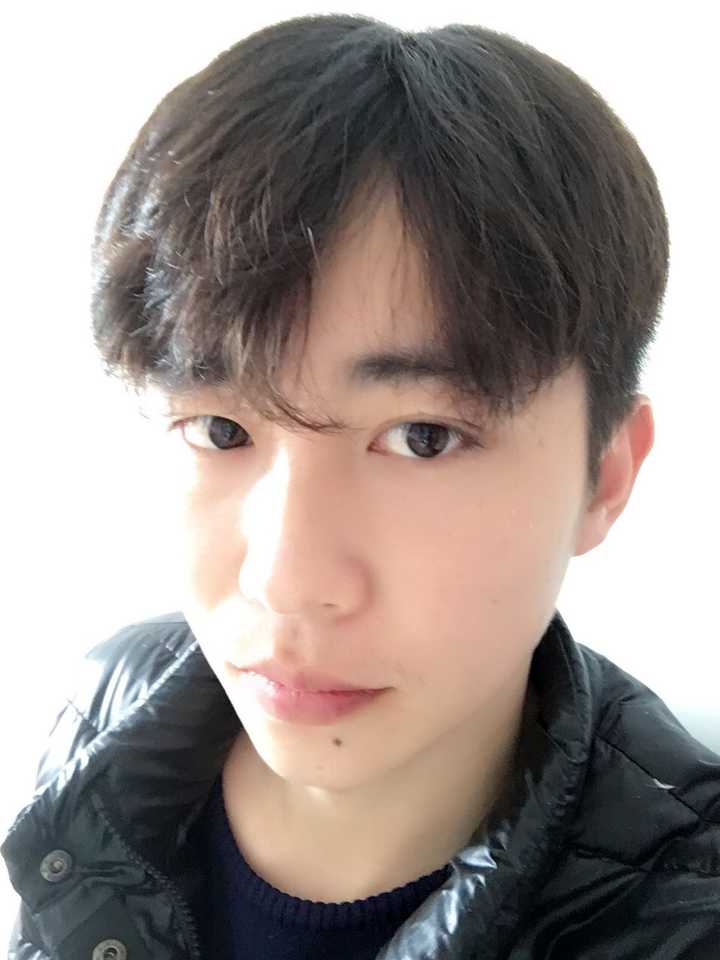 刚洗完澡,照片是自己随便用手分的,下午让理发师剪个中分试试.