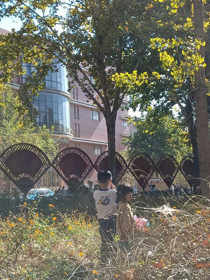 前三张是我在我们学校里拍到的,兄妹俩还要看我有没有把他们拍丑.