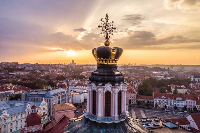立陶宛的首都维尔纽斯(vilnius)保留下来的中世界老城面积有将近 4