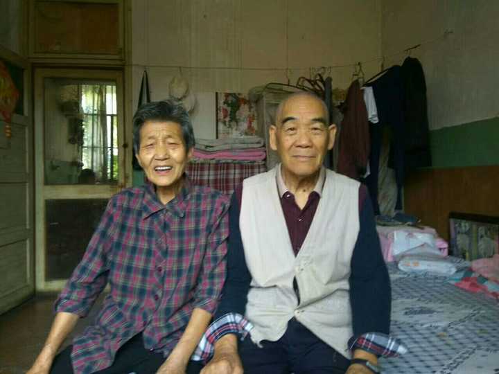 爷爷和奶奶的合影(是妈妈的爸爸妈妈,不过我喊爷爷奶奶)