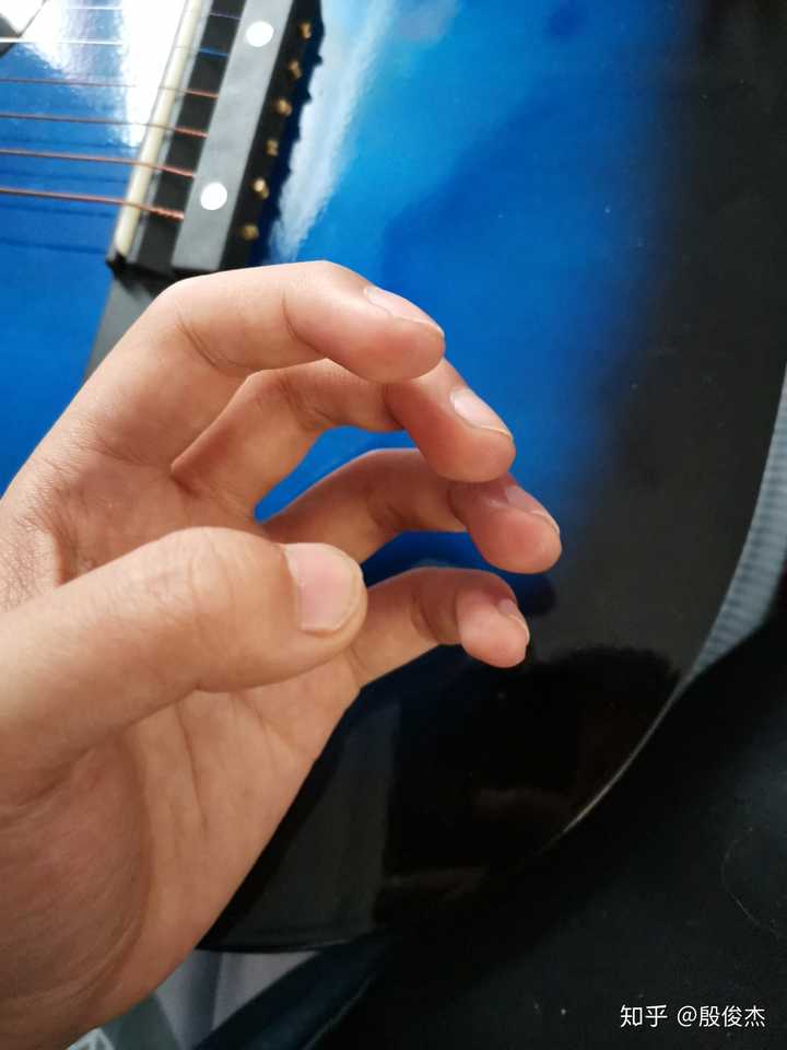 学吉他手指指尖肉多老是碰到其它弦怎么办 求帮助.