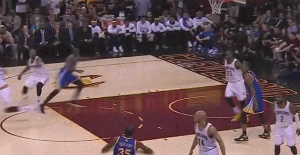 第一节2分48秒,库里溜底线怎么摔倒的,看看乐福的右手,也可以顺便看看