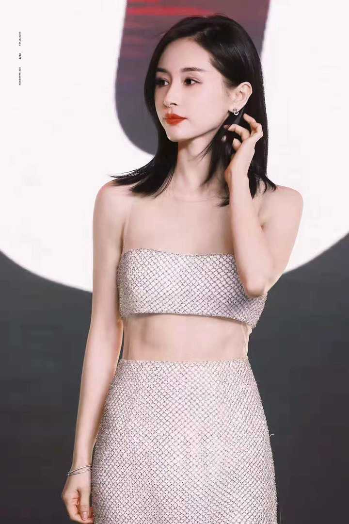 大家有存的让你觉得惊艳的女明星礼服图吗?