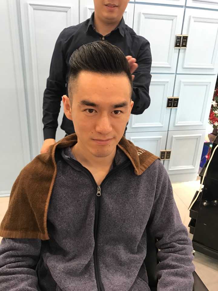 回家之后头发一直被家里人吐槽,最后的在蓄发近一年后又换回了清爽的