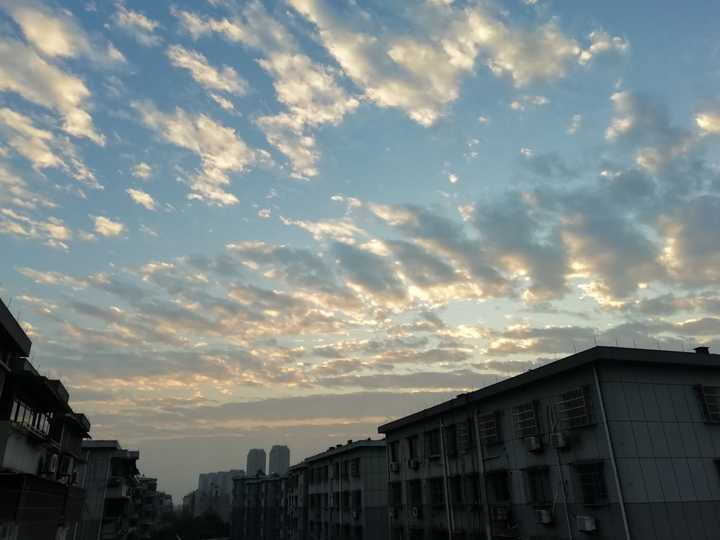 早上六点多的天空