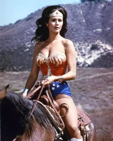 在1975年剧版的《神奇女侠》中,她的形象就是极致性感的.
