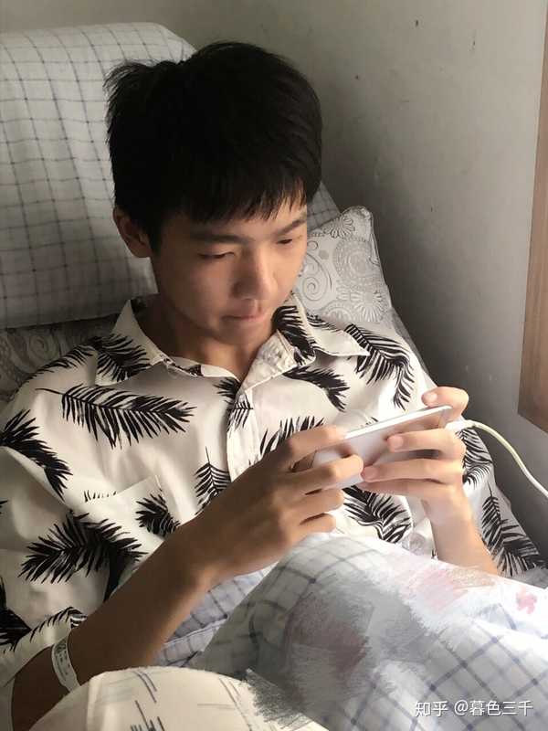 我的亲弟弟,虚岁15岁,1米8,十分滴帅