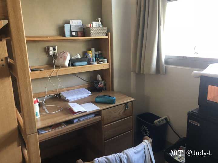 ucla的summer要求所有高中生都住在hedrick hall, 是男女混合的宿舍