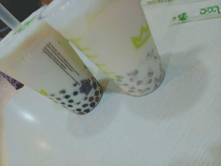 此时此刻的我手上正拿着一杯奶茶 已经是我今天的第二杯奶茶了
