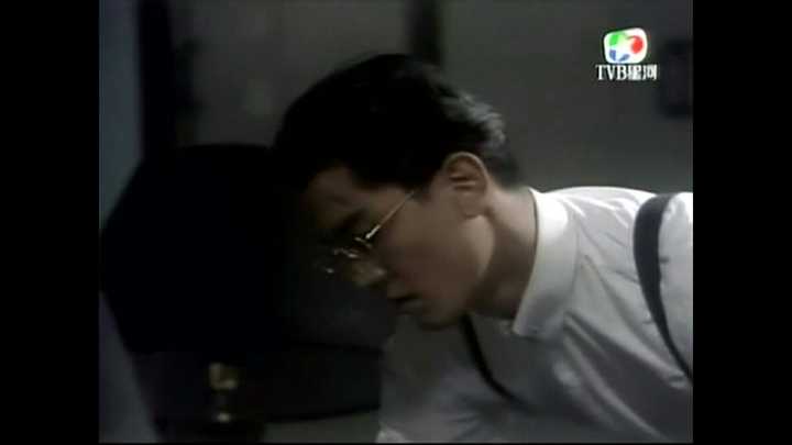 古惑仔里长发的陈浩南挺帅的,但如果你看过90年的港片天若有情,就会
