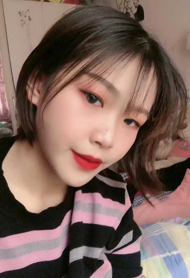 附一张现在的照片,头发不是很黑 但是剪了个巨丑的头型