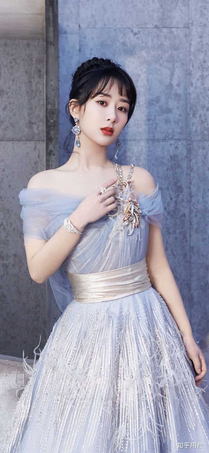 这造型很适合她,很少见女明星穿晚礼服还这么幼,又纯又欲