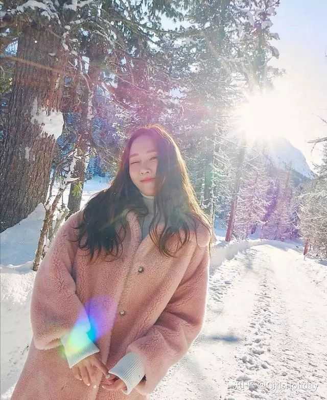 郑秀妍近期在圣莫里茨滑雪旅游,穿着珊瑚橙色羊羔绒大衣,化身 雪地里