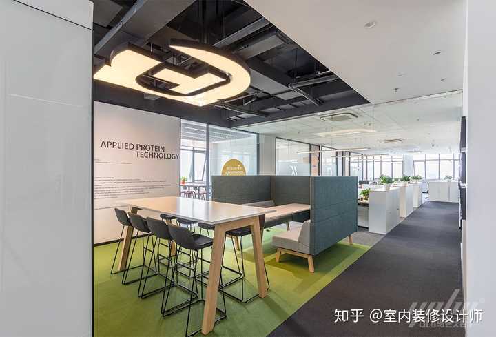 休闲区紧邻办公区,以人机动线的便捷为出发点,从而让公共交流的区域