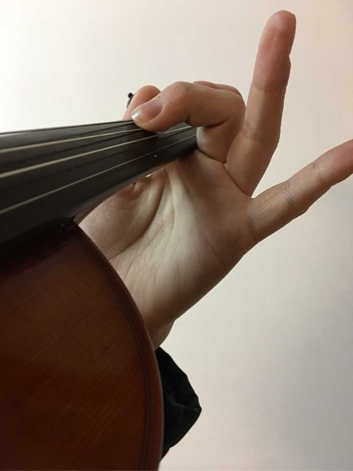小提琴初学者,由于手指太细无法同时按到两根弦,有没有对应的训练方法